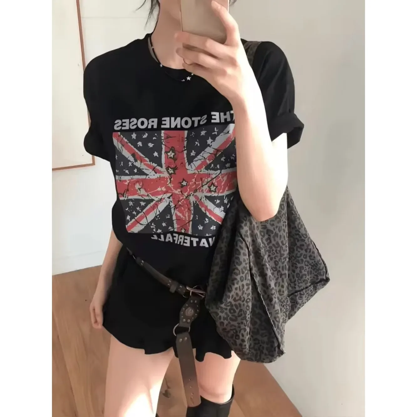 Women's Retro Rock Loose-fitting T-shirt - Distressed Union Jack design casual short-sleeved T-shirt, 90s street style top, perfect for summer wear, black.