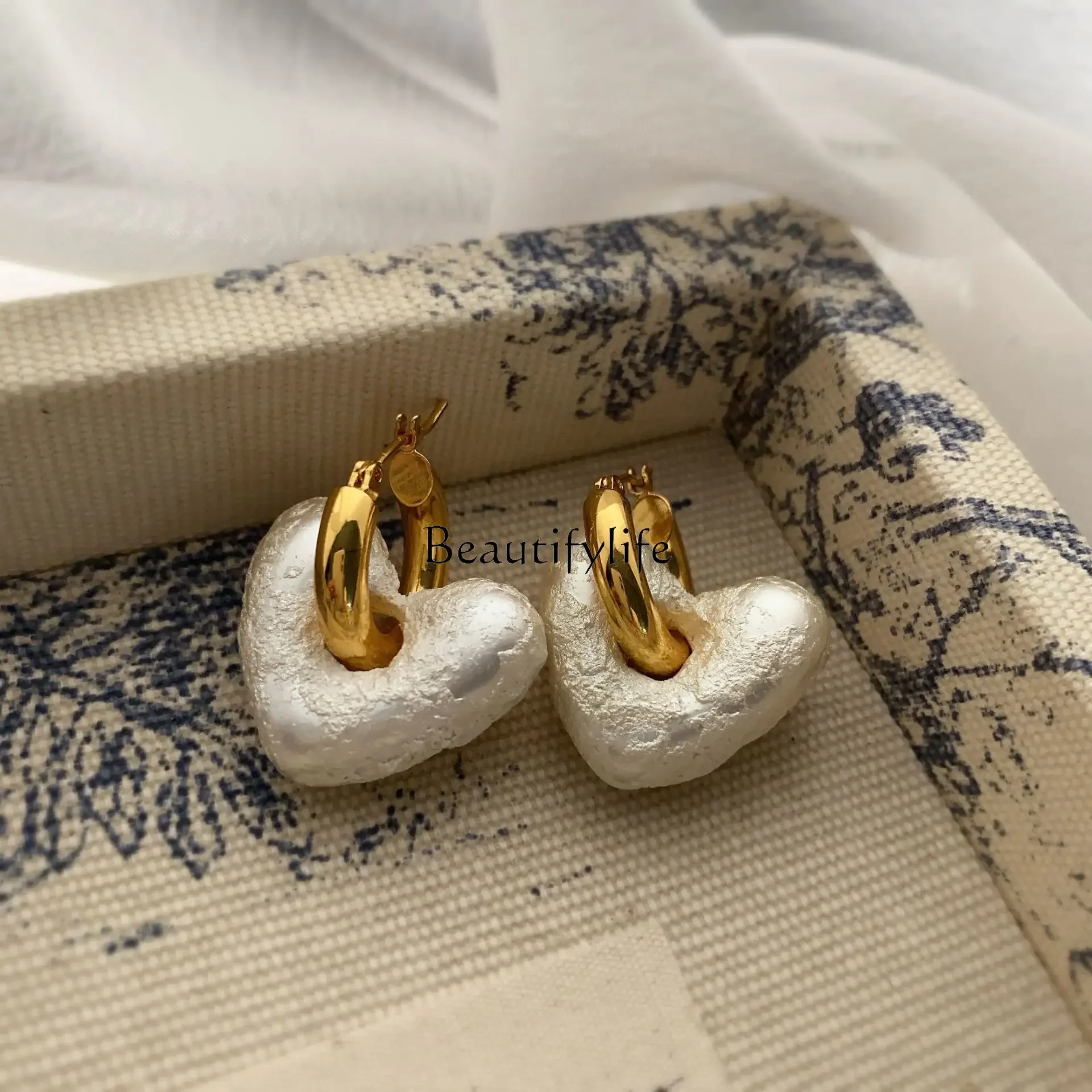 Natural resin stud earrings temperament niche design love shape ear buckle versatile