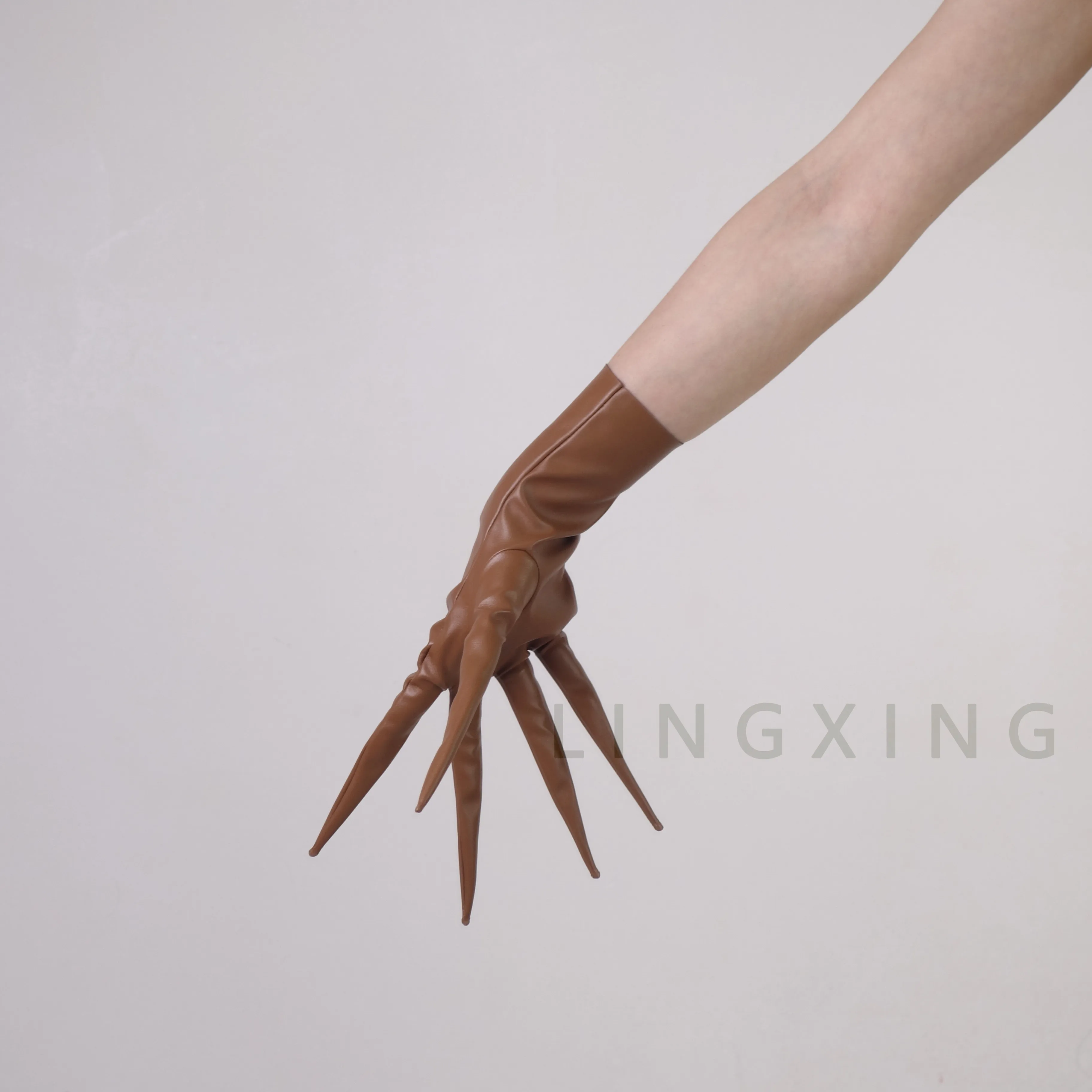 35 cm 14 Zoll spitze Fingerhandschuhe aus patentiertem Kunstleder PU mit langen Spikes an den Schultern, Armwärmer, glänzend schwarz, Pfoten-Drachenknöchel-Design – Detail 33