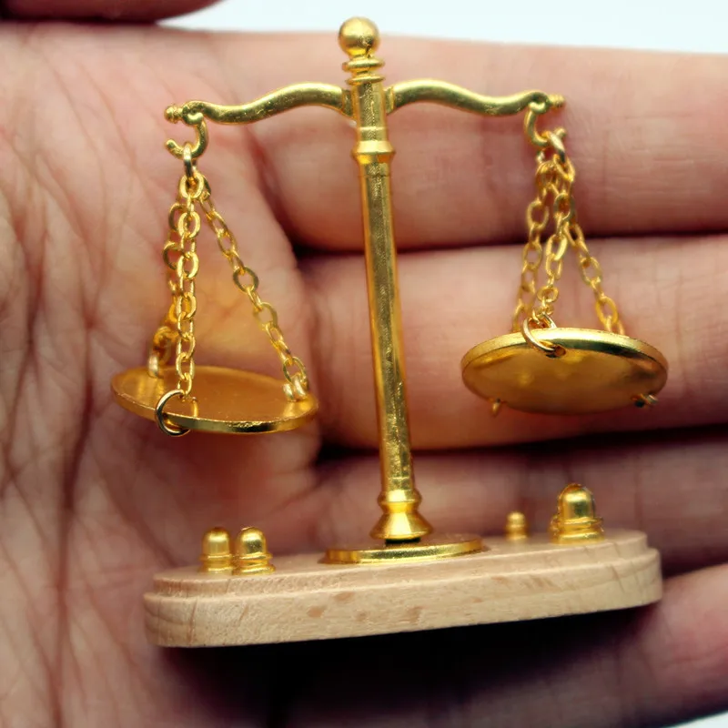 

Dollhouse Balance Scale Mini Vintage Retro Balance Model Ornament 1:12 Scale Accessory Hand DIY Decoration Home Decor Scale