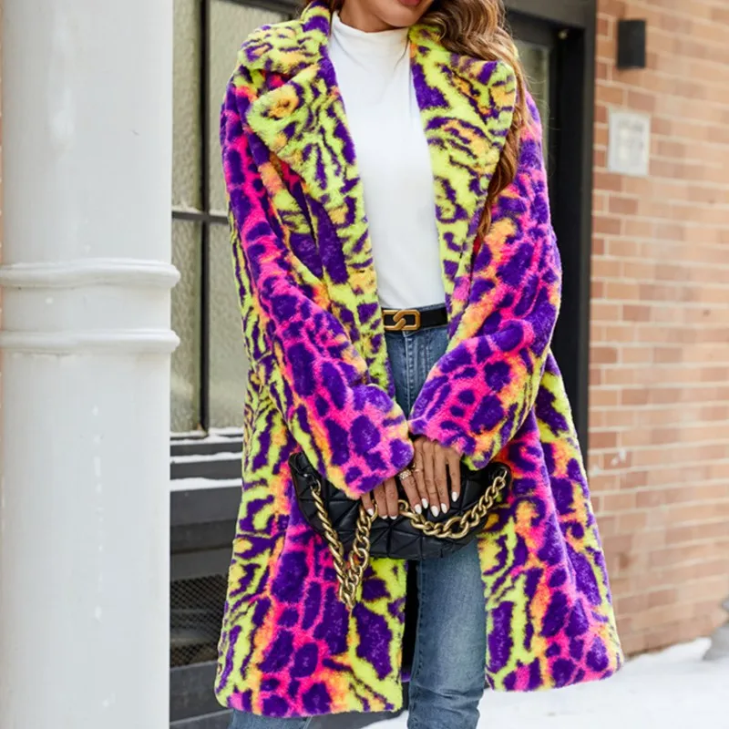 2025 nouveau manteau de fourrure synthétique à capuche mi-long imprimé léopard coloré conception de bloc de couleur chaud épaissir doux fourrure moelleuse vêtements d'extérieur pour femmes