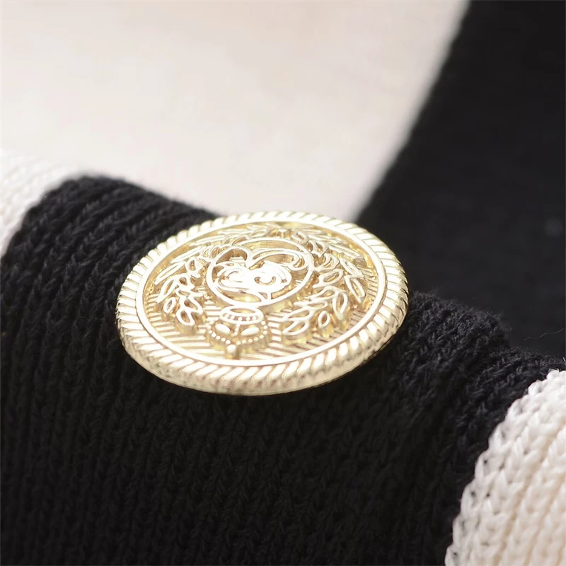 KEYANKETIAN 2025 Новая офисная женская контрастная цветная лоскутная трикотажная рубашка с короткими рукавами, женский однобортный свитер с круглым вырезом, топ