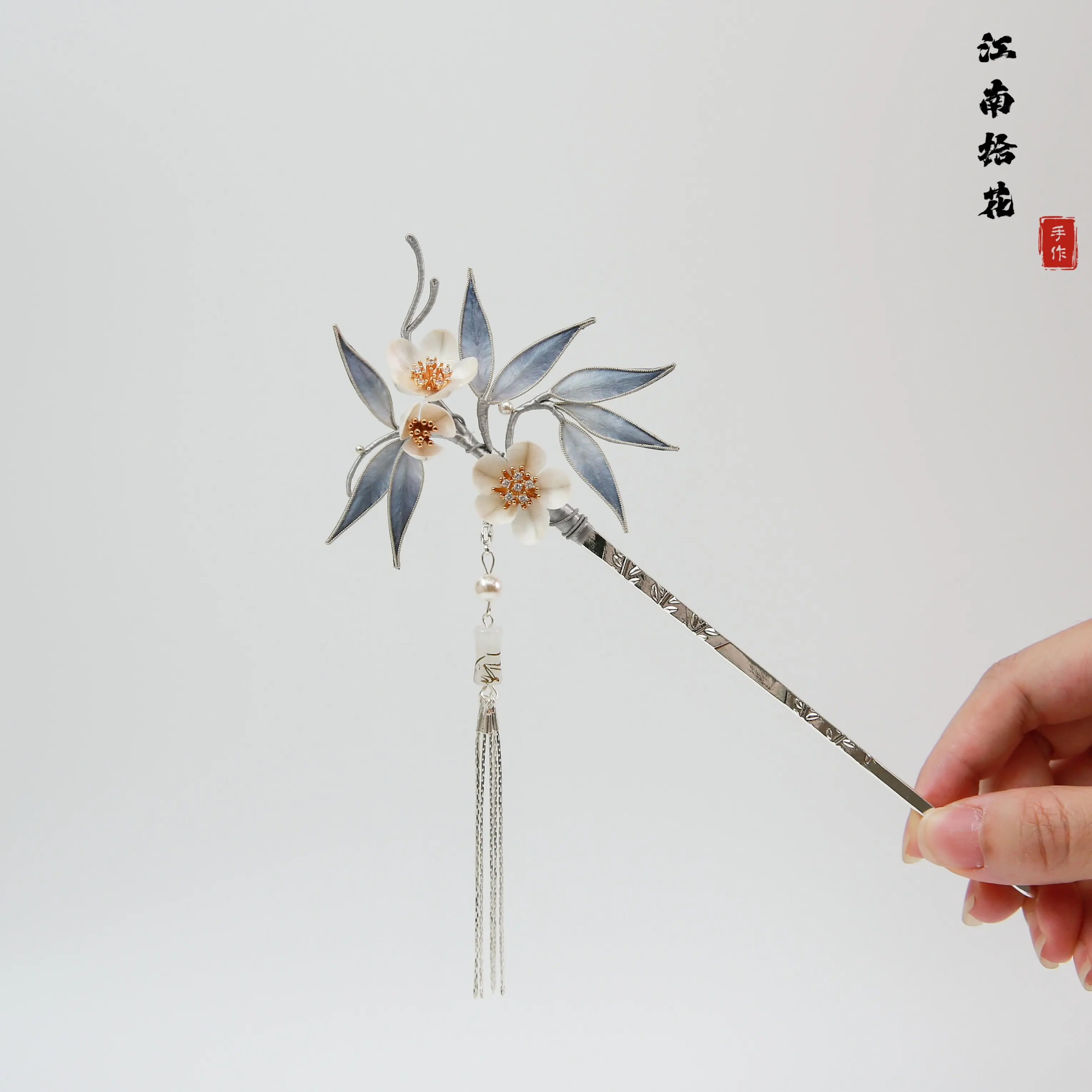 accessoire-de-cheveux-en-velours-a-motifs-de-filigrane-realises-a-la-main-inspire-du-patrimoine-immateriel-avec-pompon-en-bambou-et-motif-de-prunier-ideal-pour-le-qipao