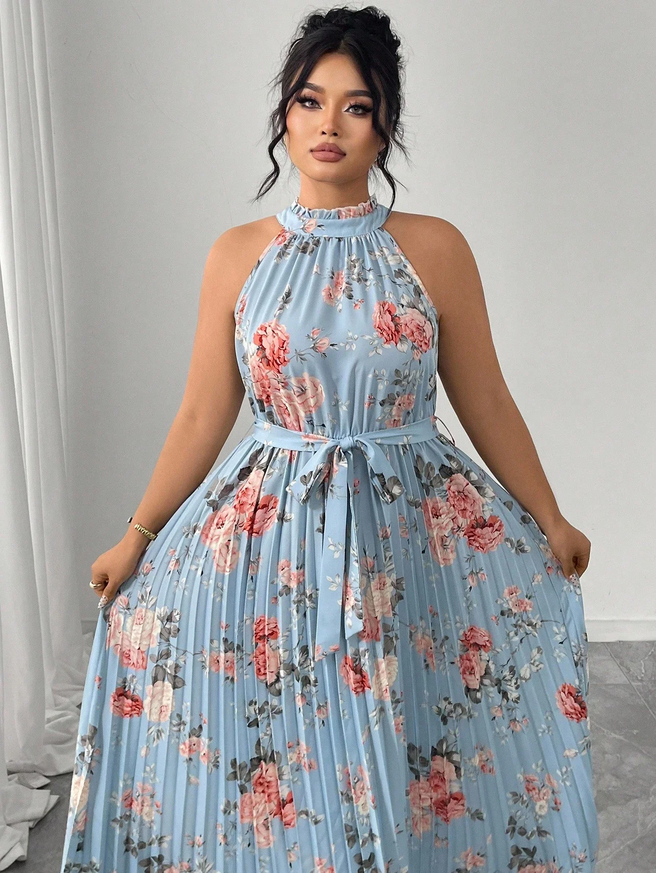 

Элегантное женское платье макси больших размеров с цветочным принтом, воротником-халтером и плиссировкой, струящееся и свободное