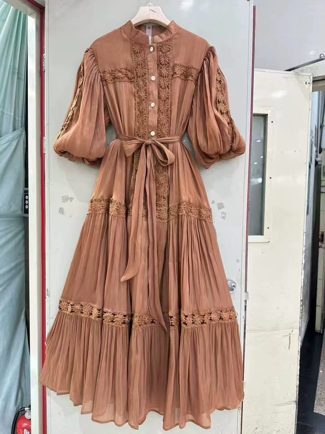 

Новинка весны и лета 202, однобортное длинное платье в стиле ретро с пышными рукавами и тяжелой вышивкой, кружевное длинное платье с полыми рукавами-GZXX047