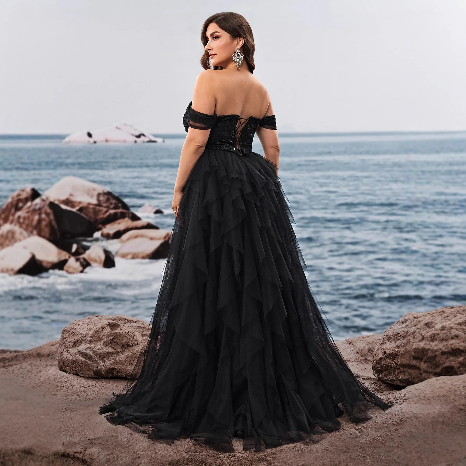 Abito da sera maxi nero taglie forti con spalle scoperte, scollo a cuore, corpetto arricciato, corsetto con perline in vita e balze a cascata in tulle, linea ad A