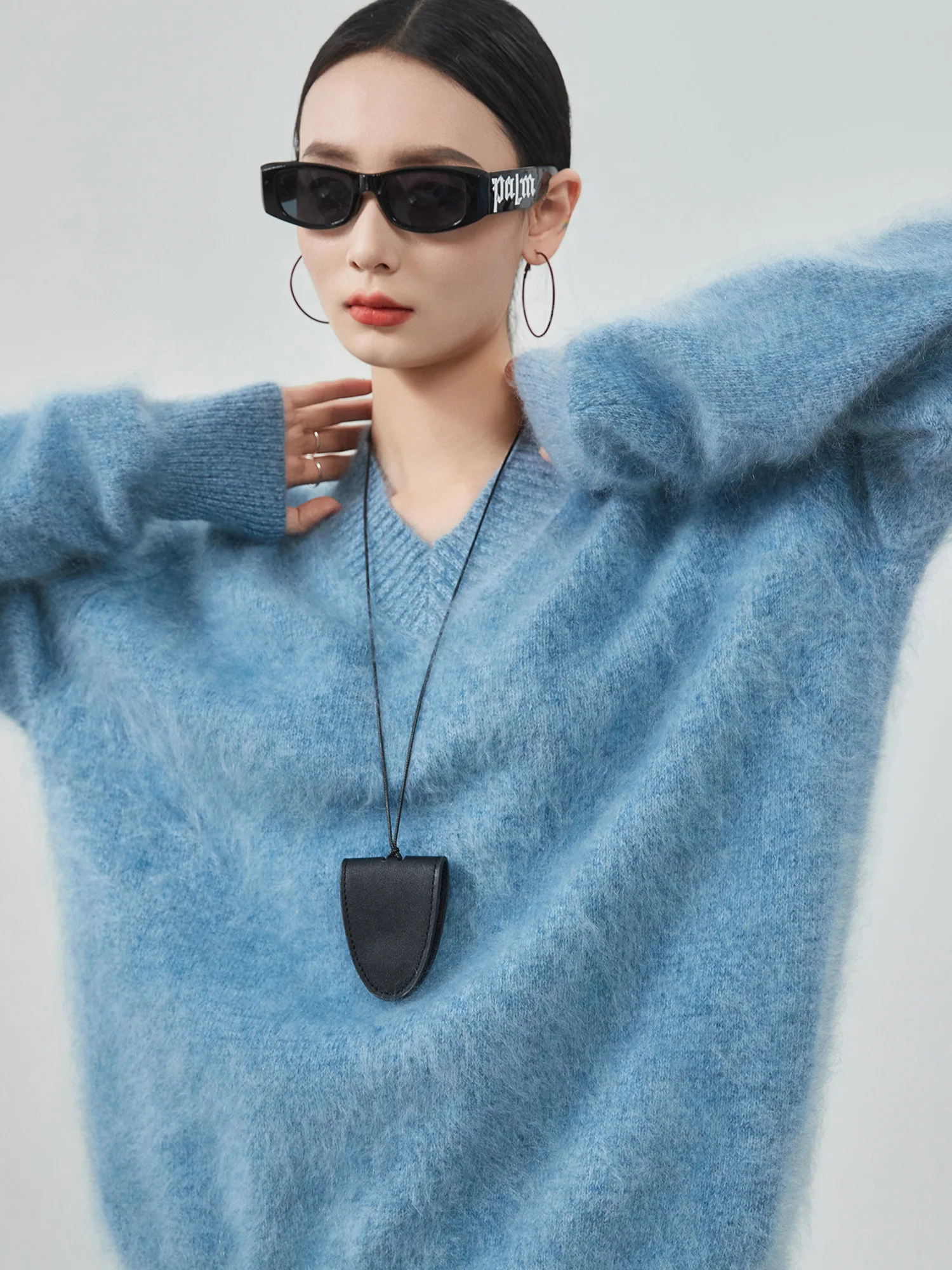 

Синий пушистый свитер с V-образным вырезом, женский мягкий уютный вязаный топ в корейском стиле, модный зимний новый товар