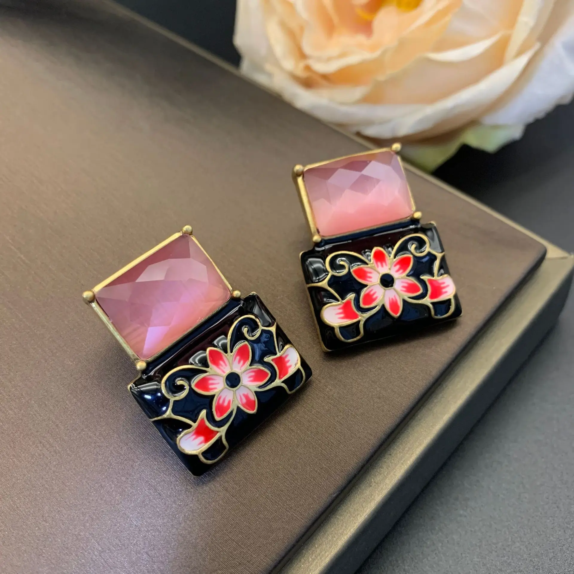 

Luxury Black Purple Enamel Camellia Flower Drop Earrings for Women Vintage Middle Court Style Square Eardrop Jewelry Gifts INS