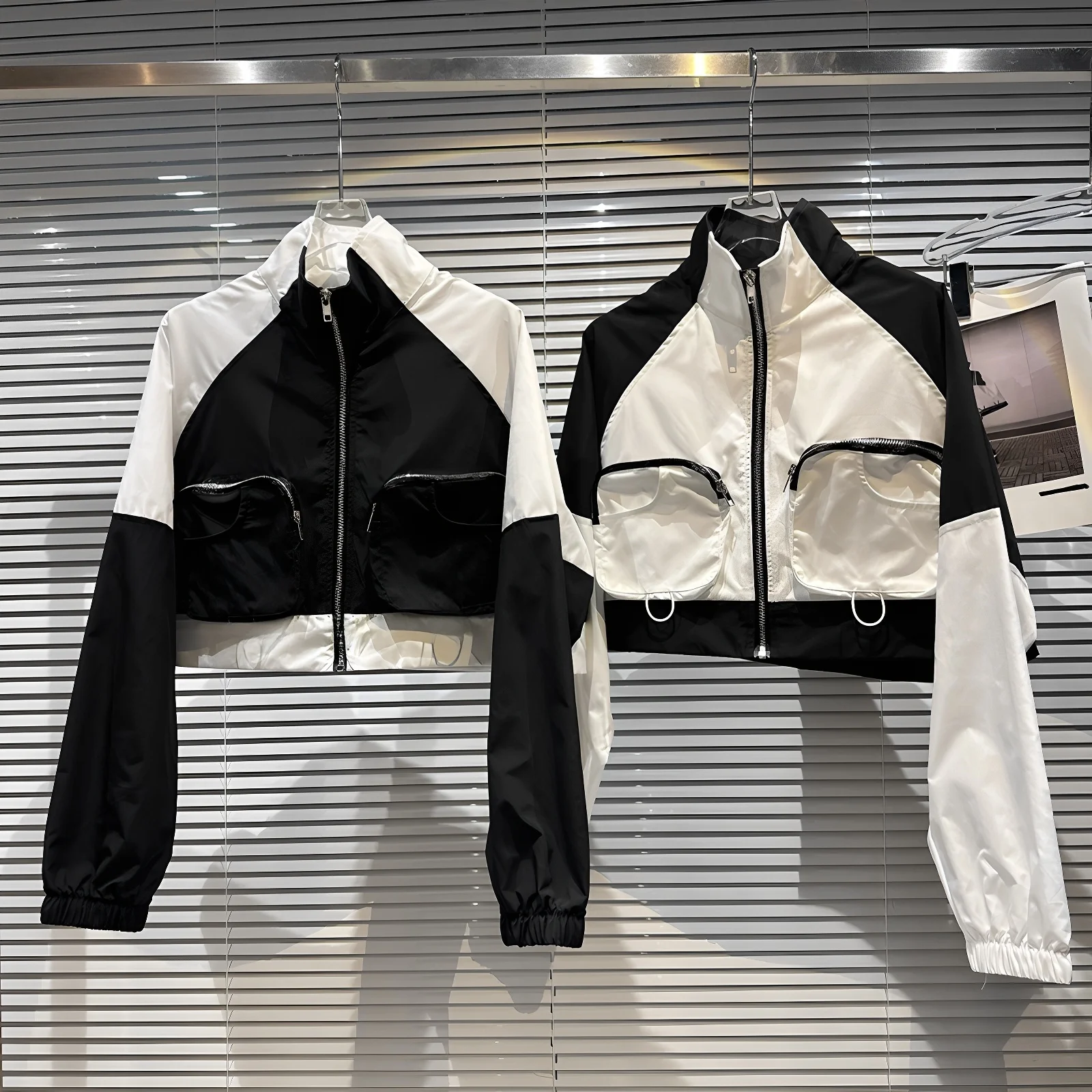 กระเป๋าถือซิปผู้หญิง Street Sle ort Jaet สีตัดกัน พร้อมเสื้อคลุมสไตล์สาวเปรี้ยว สีดำขาว ทรงตรง แบบปกติ...