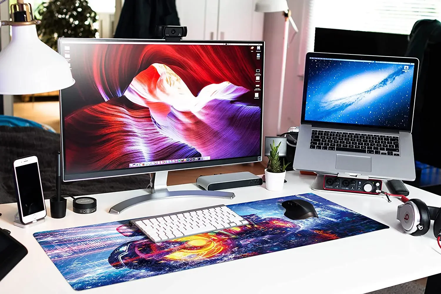 لوحة ماوس ألعاب كبيرة ممتدة لفتاة الدراجة النارية في مدينة الخيال العلمي مقاس XXL لوحة مفاتيح ماوس حصيرة لوحة مكتب 35.4 × 15.7 بوصة