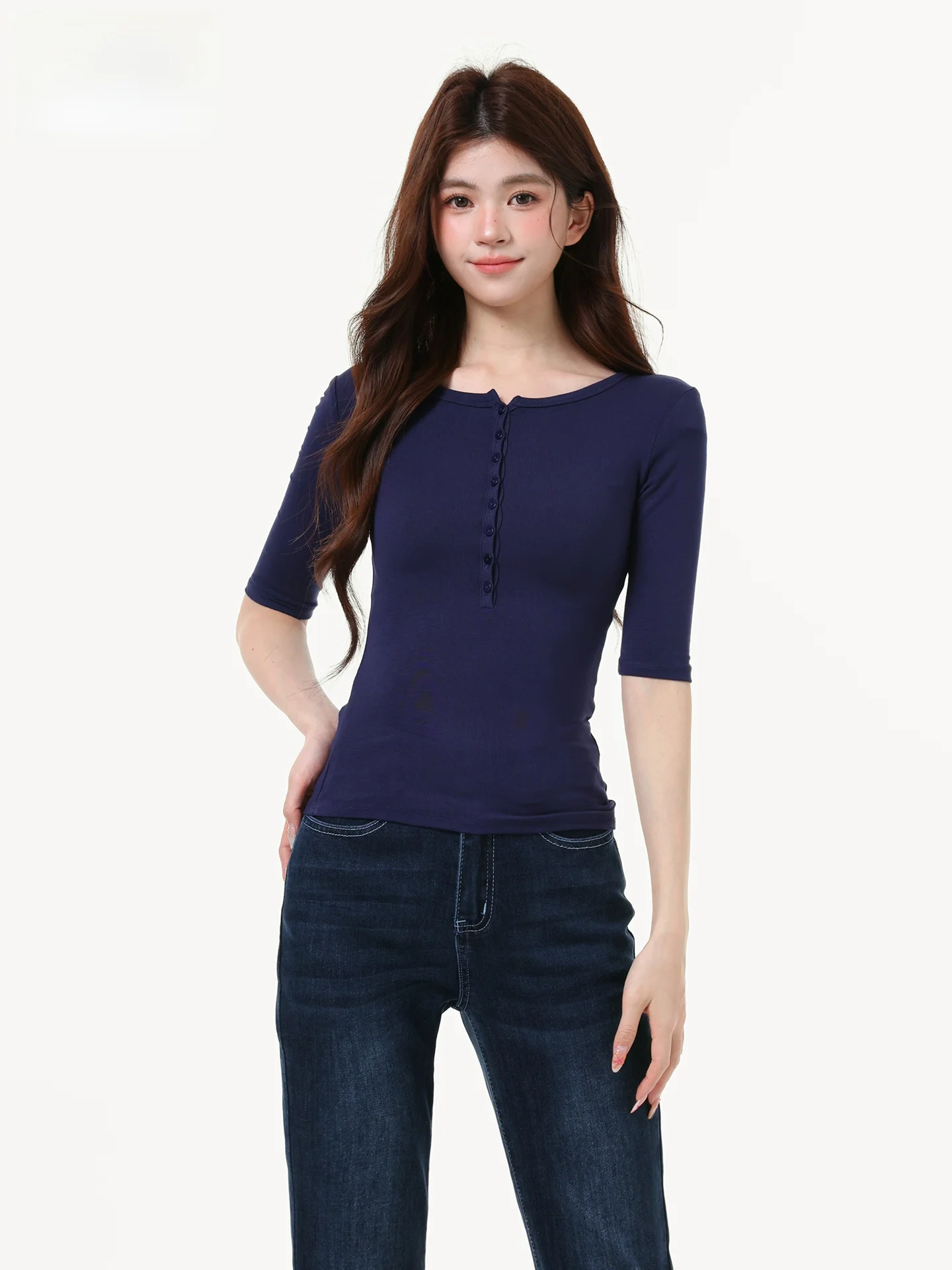 

Женская футболка Slim Fit в американском стиле с воротником Хенри и пятью рукавами, летний модный топ с половинной застежкой на пуговицы, трикотаж из смесового хлопка