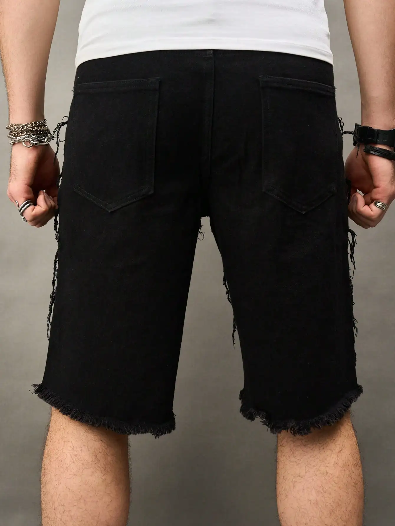 شورت جينز صيفي للرجال. شورت أسود مستقيم الساق. أسلوب الشارع العصري. ملابس غير رسمية يومية.