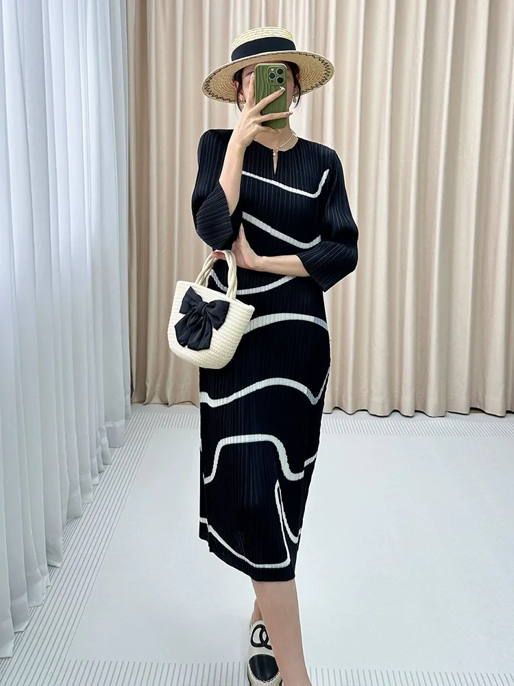 

Miyake Pleated Striped Dress Summer 2025 New Fashion Simple Three-quarter Sleeve Elegant Commuter Dress