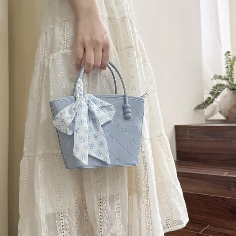 

Elegant Leather Handbag with Vintage Look and Large Capacity for Business Commuter Women Shopper