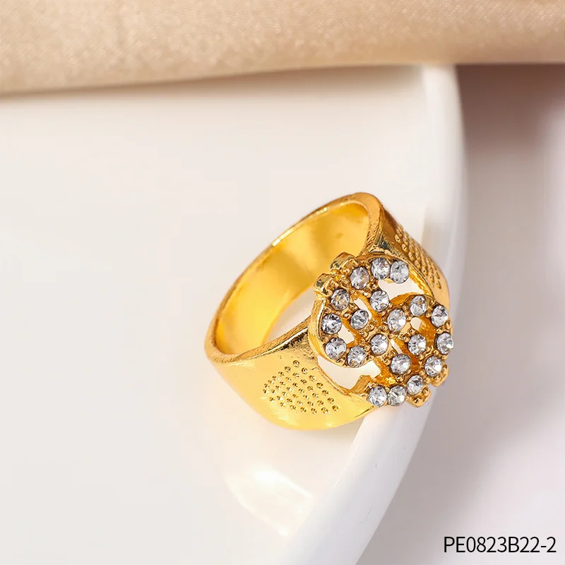 ชุดเครื่องประดับสไตล์ยุค 90: หมวกประดับเลื่อมสีทอง สร้อยคอ จี้ และแว่นกันแดด – เหมาะสำหรับชุดฮิปฮอปย้อนยุคยุค 90