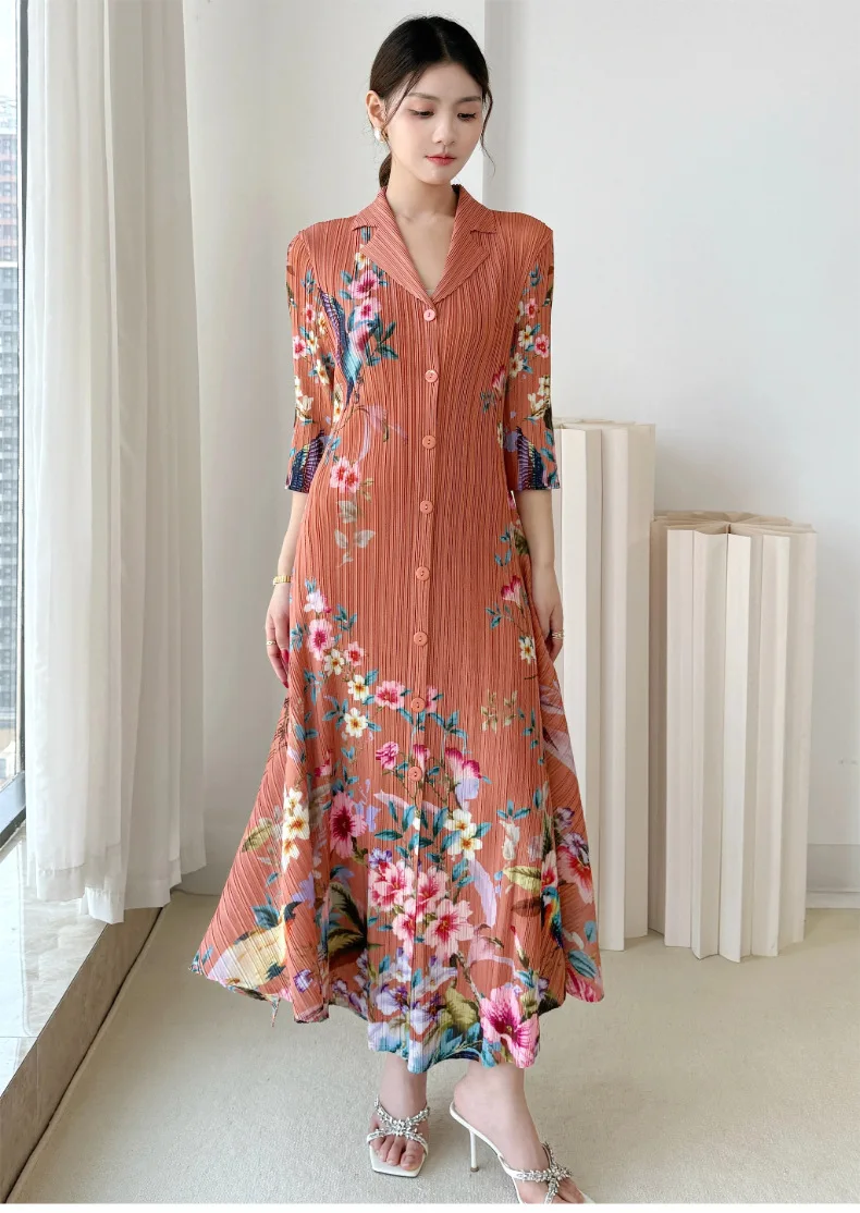 Blumendruck Miyake Plissiertes Kleid mit Reverskragen, 3/4-Ärmeln und Knopfleiste, Midi-Länge, Leichtes Freizeitkleid für den Alltag, Stilvolles Damenkleid – Detail 9