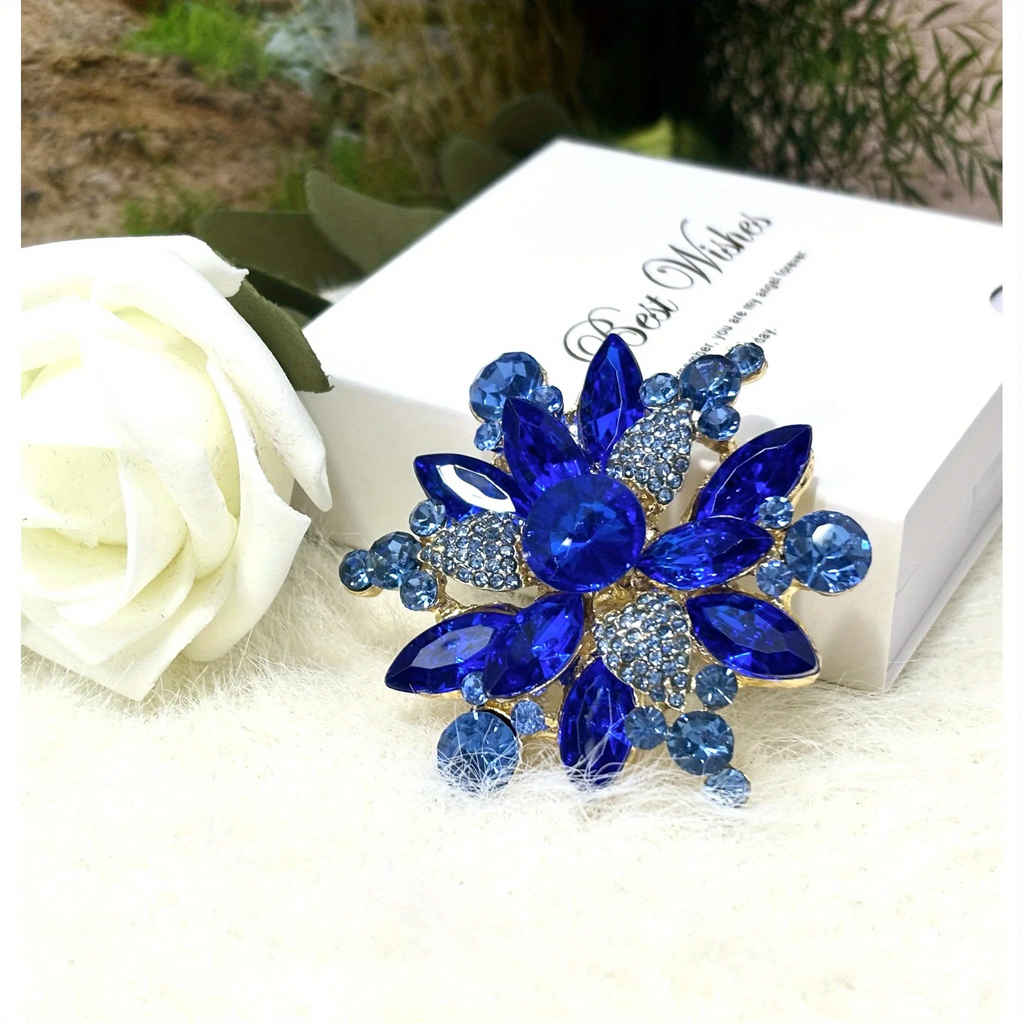 

hexagonal ice crystal flower brooch alloy rhinestone, coat clothing accessories, gift box, including suspension box.