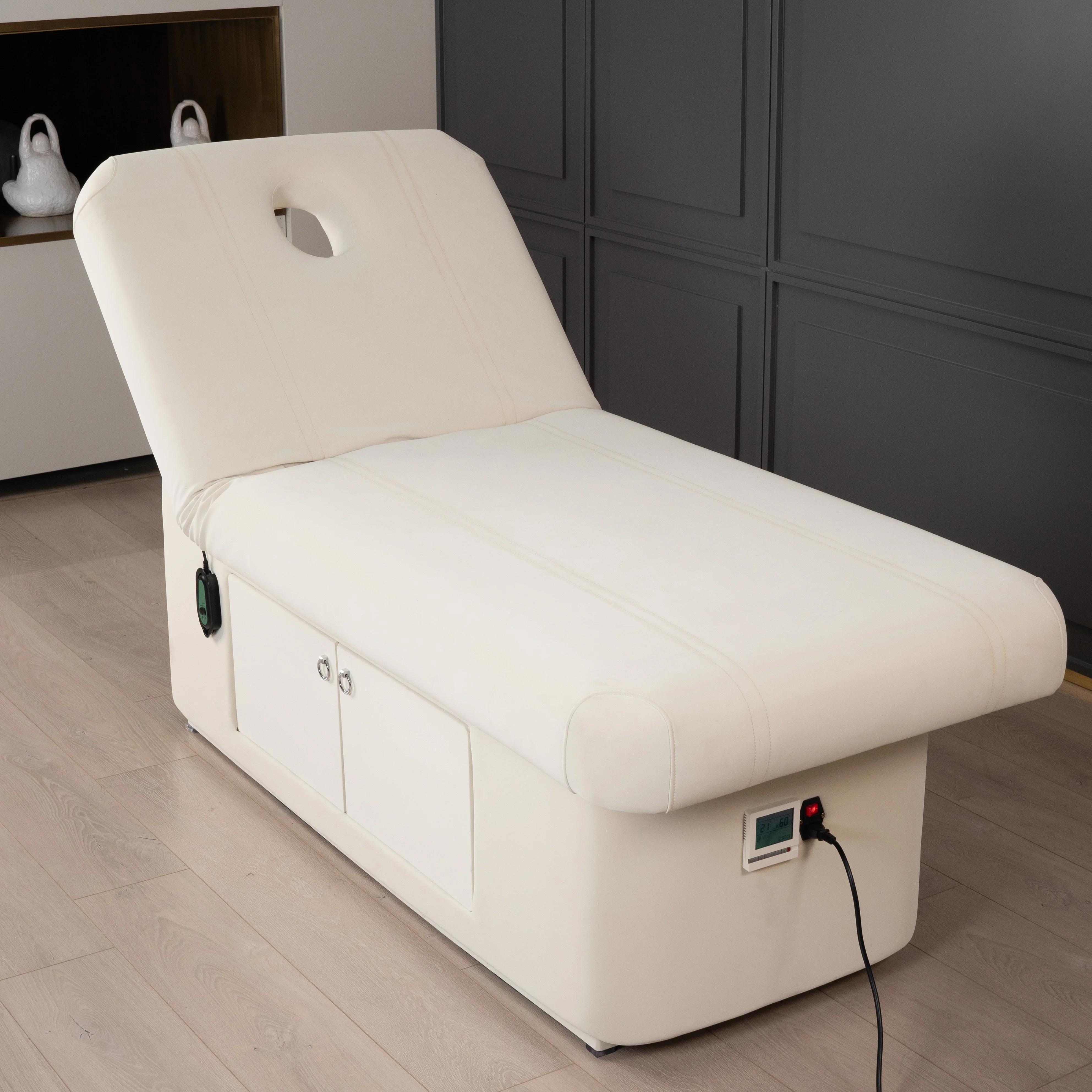 

Современная мебель для салонов красоты: кушетка для наращивания ресниц, белая кушетка для процедур по уходу за лицом, электрическая массажная кушетка с подогревом матраса.