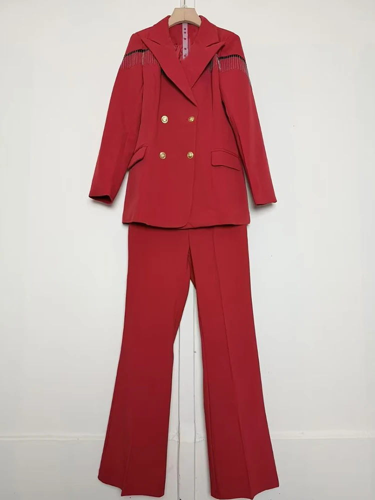 

Осень 2021. Женский модный комплект из двух частей, двубортный пиджак с кисточками и прямыми брюками.