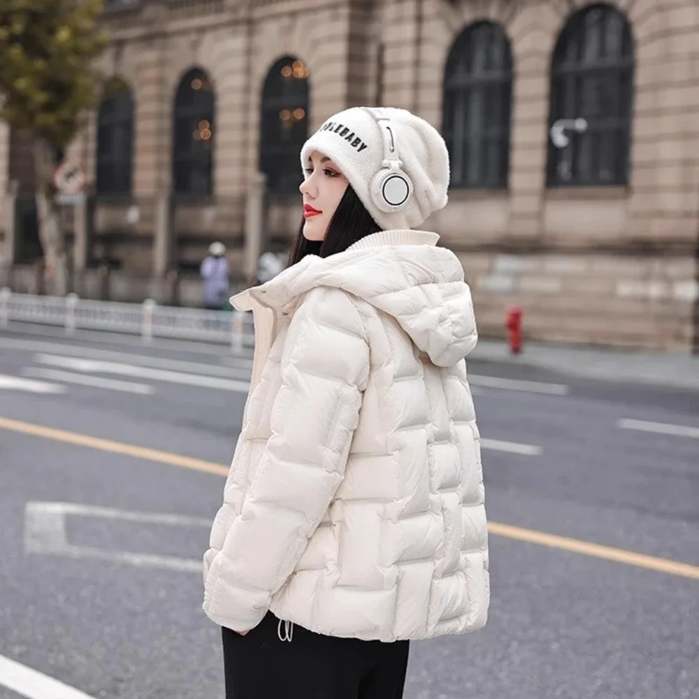 سترة خفيفة للنساء دافئة 2025 شتاء فضفاض قصير 90% الأبيض بطة أسفل معطف الخريف مقنعين أبلى موضة سترة منفوخة سيدة