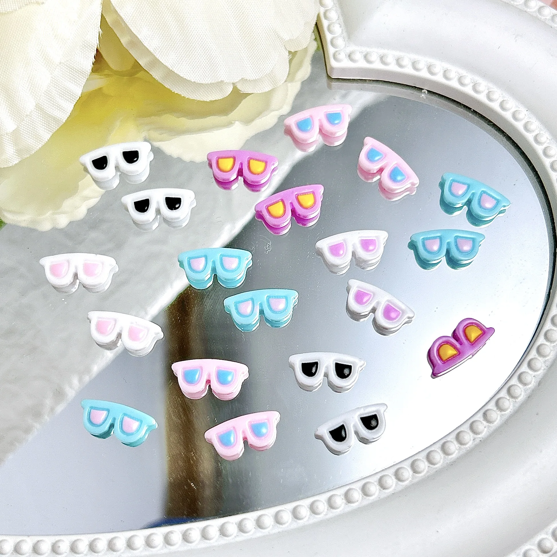 50PCS Luminous Quirky Sunglasses Nail Charms Kawaii Colorful Creative Glasses Resin Nail Art Decorations for DIY Pendant Nails