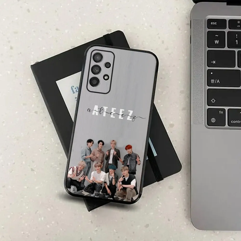 Capa de telefone kpop para samsung s24, s21, s22, s23, s30, ultra, s20, plus, fe, lite, note, 10,9,5g capa macia preta