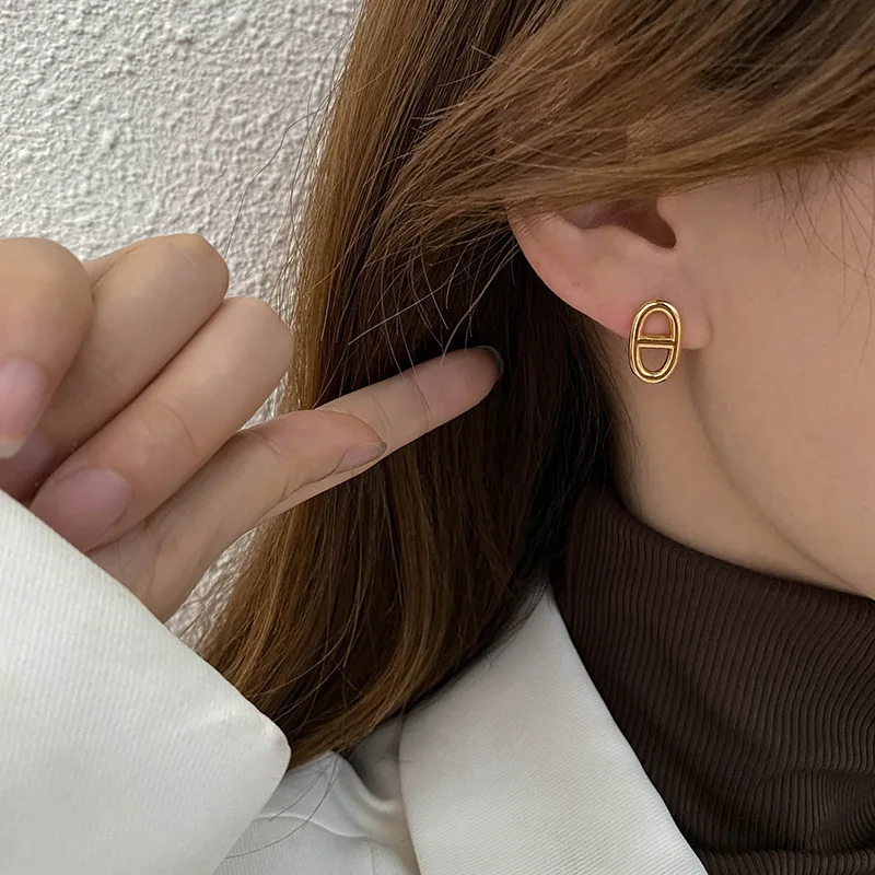 Modne kolczyki w stylu retro, ekskluzywne, niszowe, designerskie, minimalistyczne, z motywem świńskiego nosa, eleganckie.