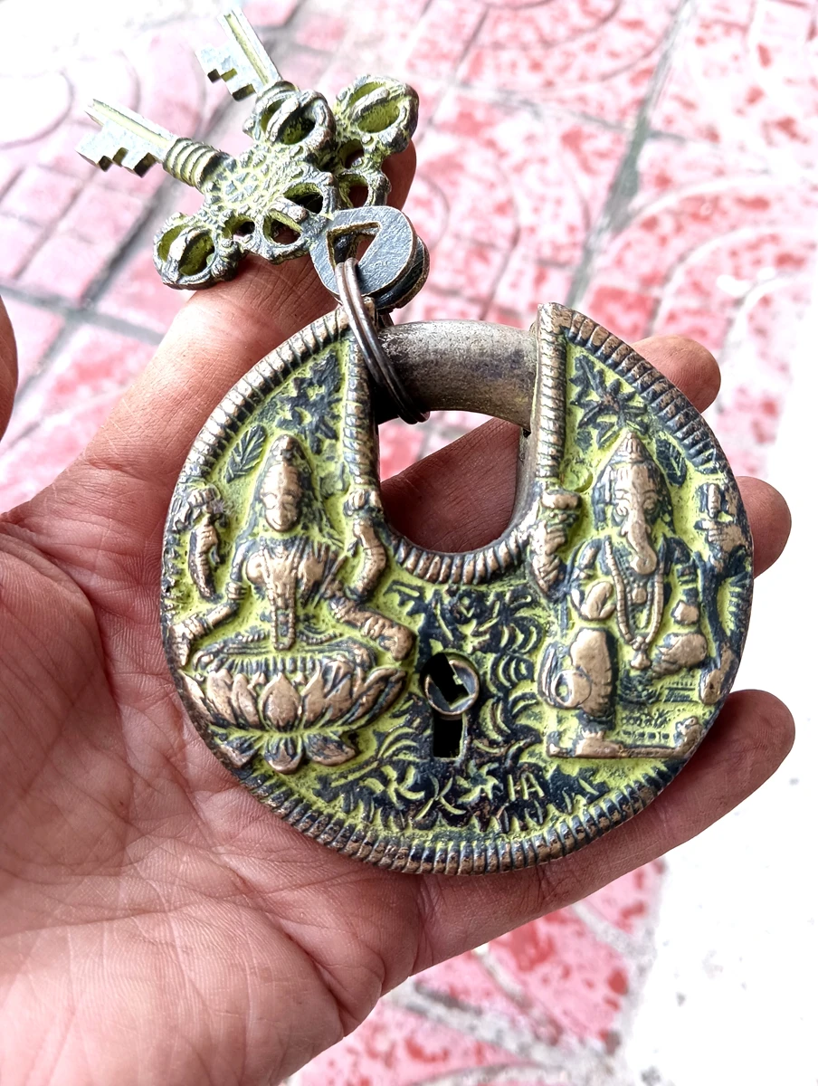 Vintage Home Garden Guard Bronze Lock Vishnu God India Buddha With 2 Keys With Lucky Totem