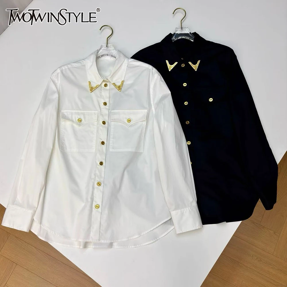 TWOTWINSTYLE, blusas lisas con botones empalmados para mujer, camisas de temperamento de otoño de manga larga con solapa, estilo de moda femenina KBL545320