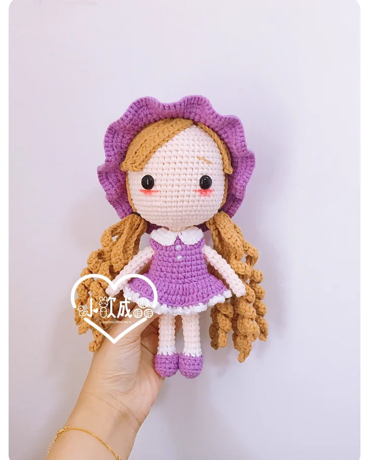 

Маленькая Красная Шапочка, кукла ручной работы из шерсти, связанная крючком своими руками. Готовый продукт в высоту около 22 см.