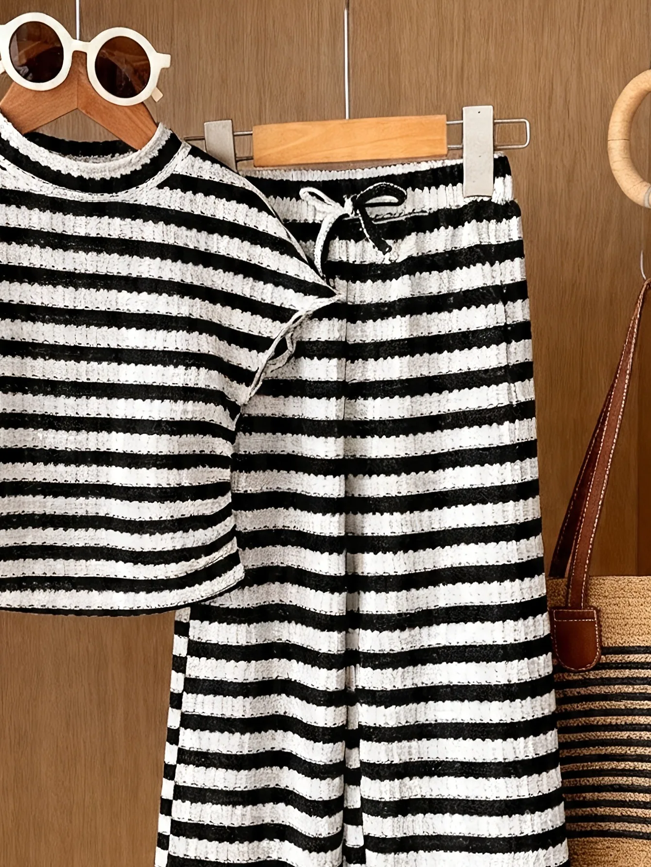 Trendiges gestreiftes Waffelstrick-Set für Mädchen, schwarz-weißes Oberteil mit Flügelärmeln + hochtaillierte Hose mit weitem Bein für den Sommer – Detail 4