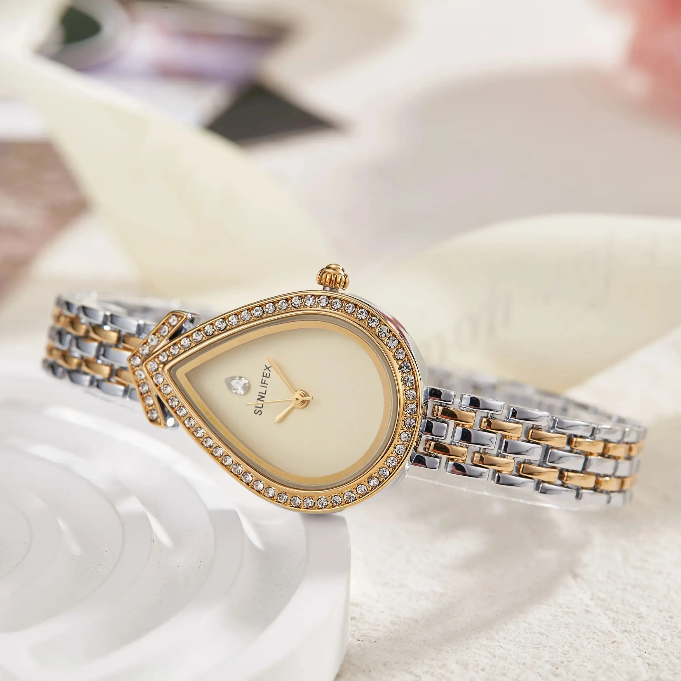 فريدة من نوعها شكل قطرة الماء ووتش الفولاذ المقاوم للصدأ ساعة اليد حزام عارضة السيدات كوارتز ساعة الساعات العصرية