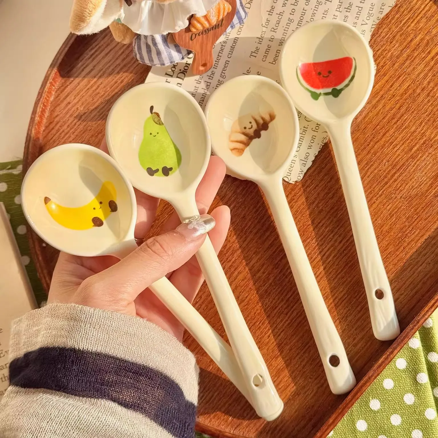

4pcs Kawaii Fruit Ceramic Soup Spoon Cute Korean Ice Cream Hand Painted Long Dessert Ramen Spoon Kitchen Tableware Accessories