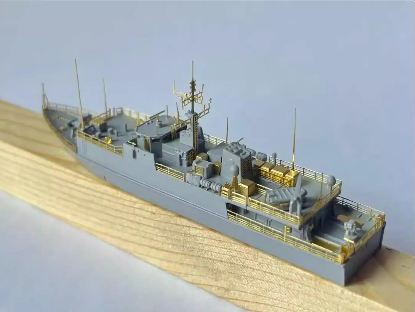 EVMODEL S092 1/700 HMS Sandown Class Minehunter Model Kit