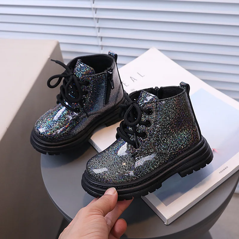 الفتيات الأميرة الأحذية الكورية نمط الاطفال أحذية بوت قصيرة لامعة موضة 2025 الخريف الشتاء جديد الأطفال حذاء من الجلد لينة تنوعا