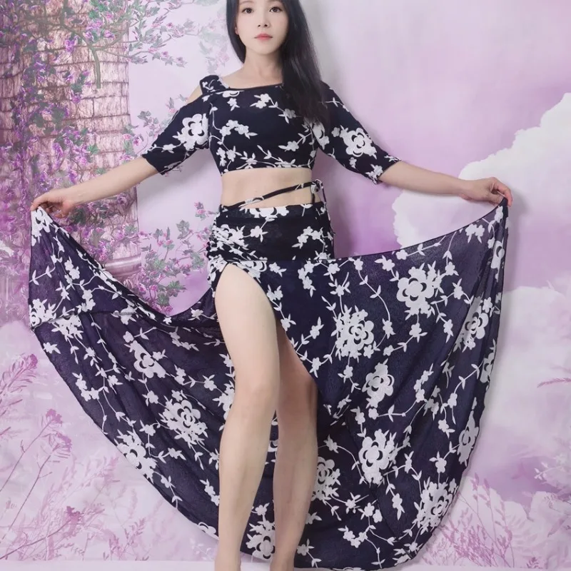 

Сексуальный костюм для танца живота Swega по индивидуальному заказу, тренировочное платье, костюм для восточного танца, черный, синий цветок, рукава «летучая мышь» с разрезом, юбка, 2 шт.