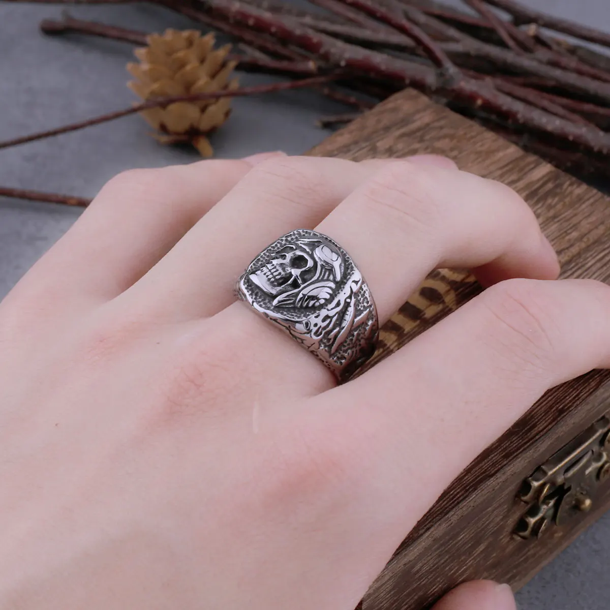 

Vintage Skull Soldier Ring Men's Hip Hop Gothic Fashion High Quality Ring Rock Biker Jewelry Gift Wooden Box Dropshipping