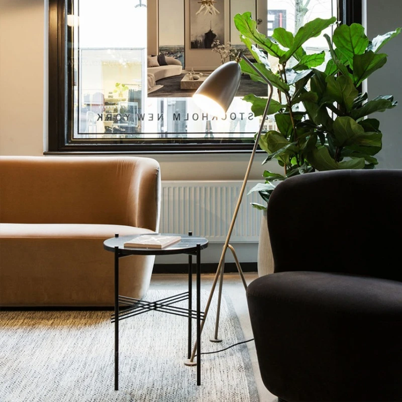 

Современный небольшой круглый столик, мраморный диван из кованого железа, угловой журнальный столик, телефонный столик.