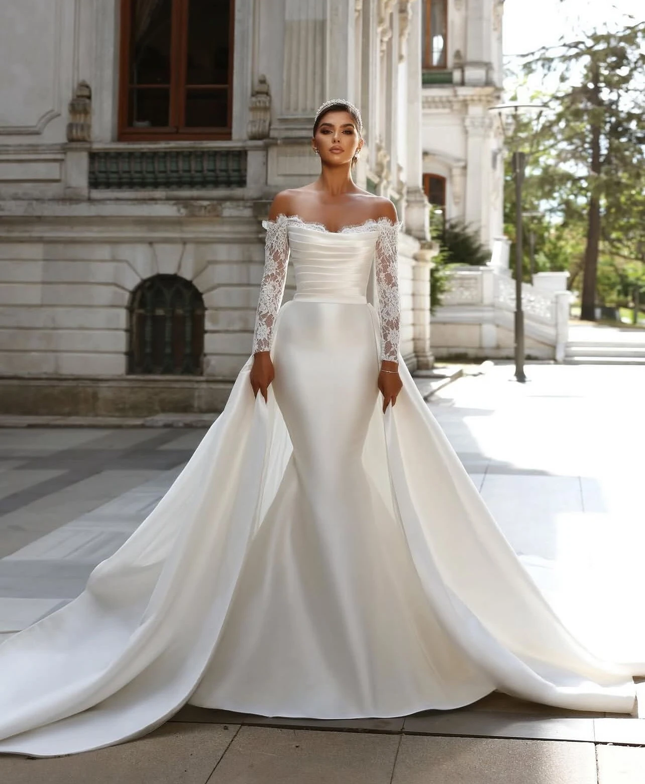 Maßgeschneidertes Meerjungfrau-Hochzeitskleid, schulterfrei, Spitze, lange Ärmel, Brautkleider mit abnehmbaren Schleppe, Falten, Satin-Robe de