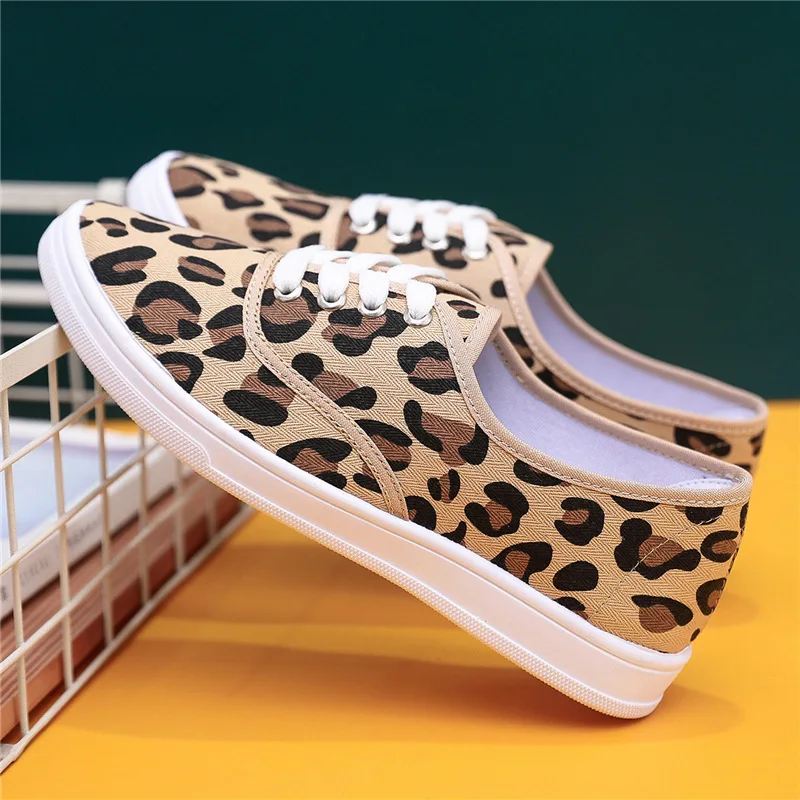 Scarpe di tela con stampa leopardata per le donne nuova versione coreana scarpe sportive versatili per studenti scarpe basse Harajuku per le donne