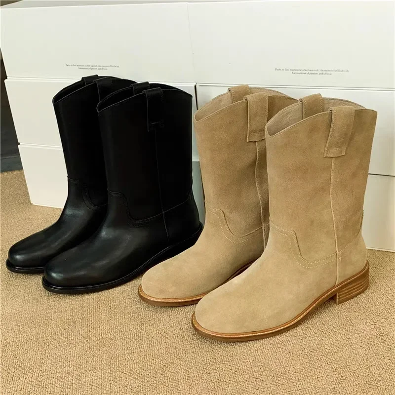 Kurze Stiefel im Retro-Stil mit runder Zehenpartie, flachem Boden, aus mattiertem, weichem Leder, für Damen, neue Kollektion Herbst/Winter 2026. – Detail 7