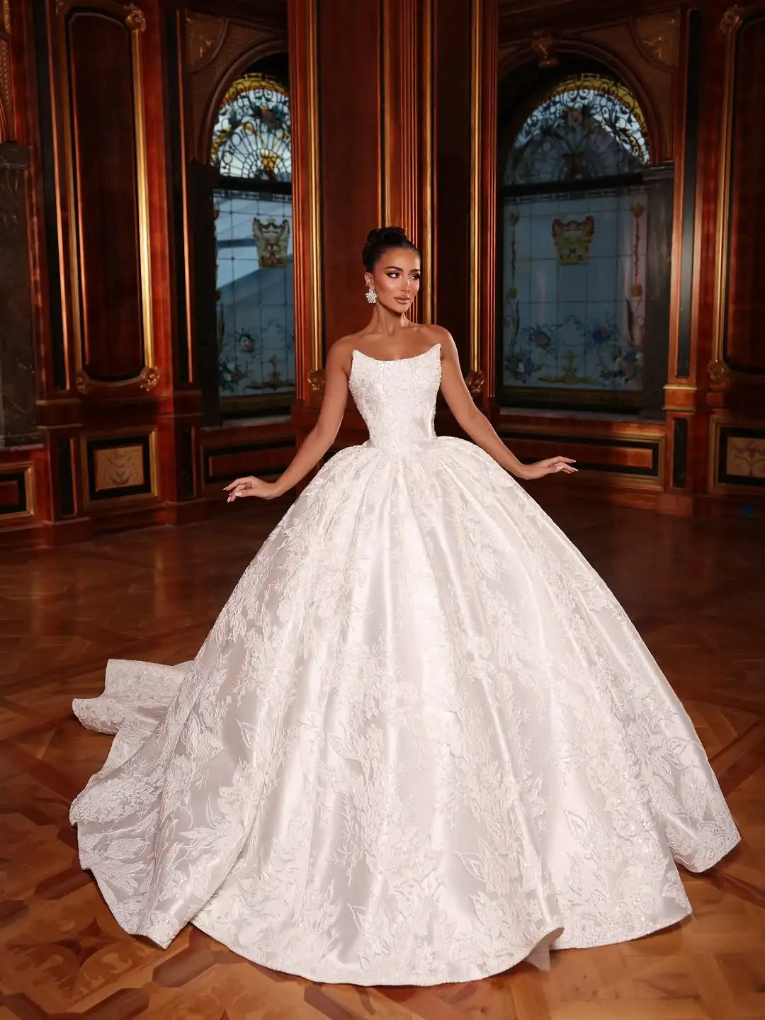Luxury Strapless Square Neck Wedding Dress Luxury Satin Floral Lace Appliques Ball Gown Cathedral Train Bridal Gown Custom Made