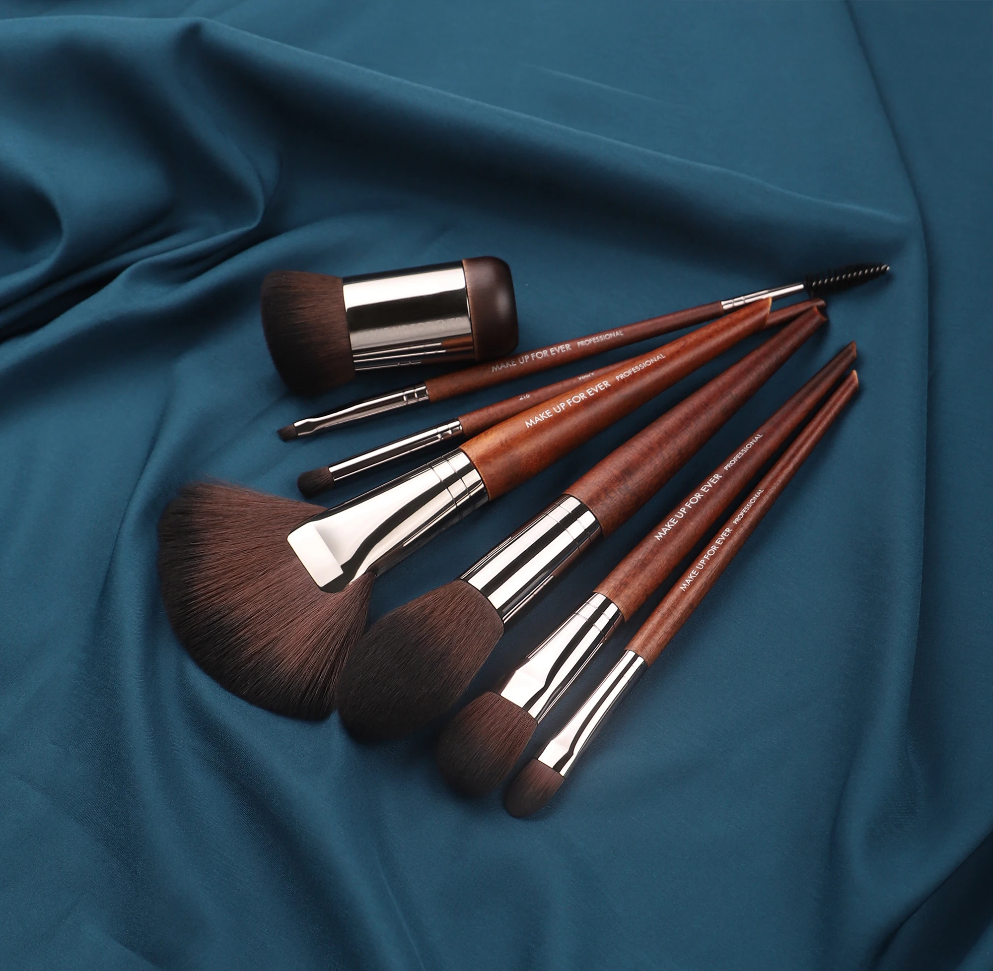 Pennello per trucco serie MUF Pennello per fard MUF160 Fibra morbida e soffice Capelli Manico in legno massello marrone Pennello per fard liscio e delicato a fiamma