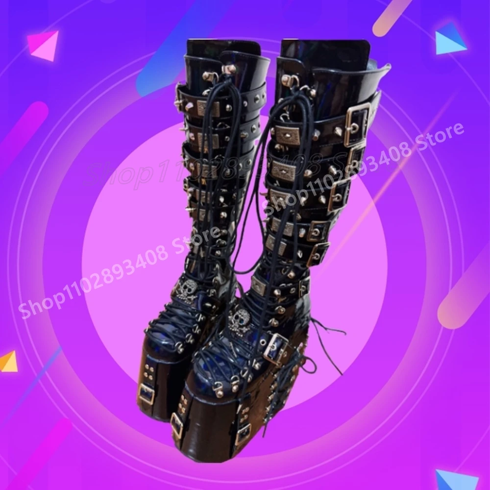 Сексуальные крутые ботинки до середины икры в стиле панк, новые туфли на танкетке, высокий каблук, толщина, заклепки, декор, обувь на шнуровке, осень 2024, популярные девушки Para Mujere