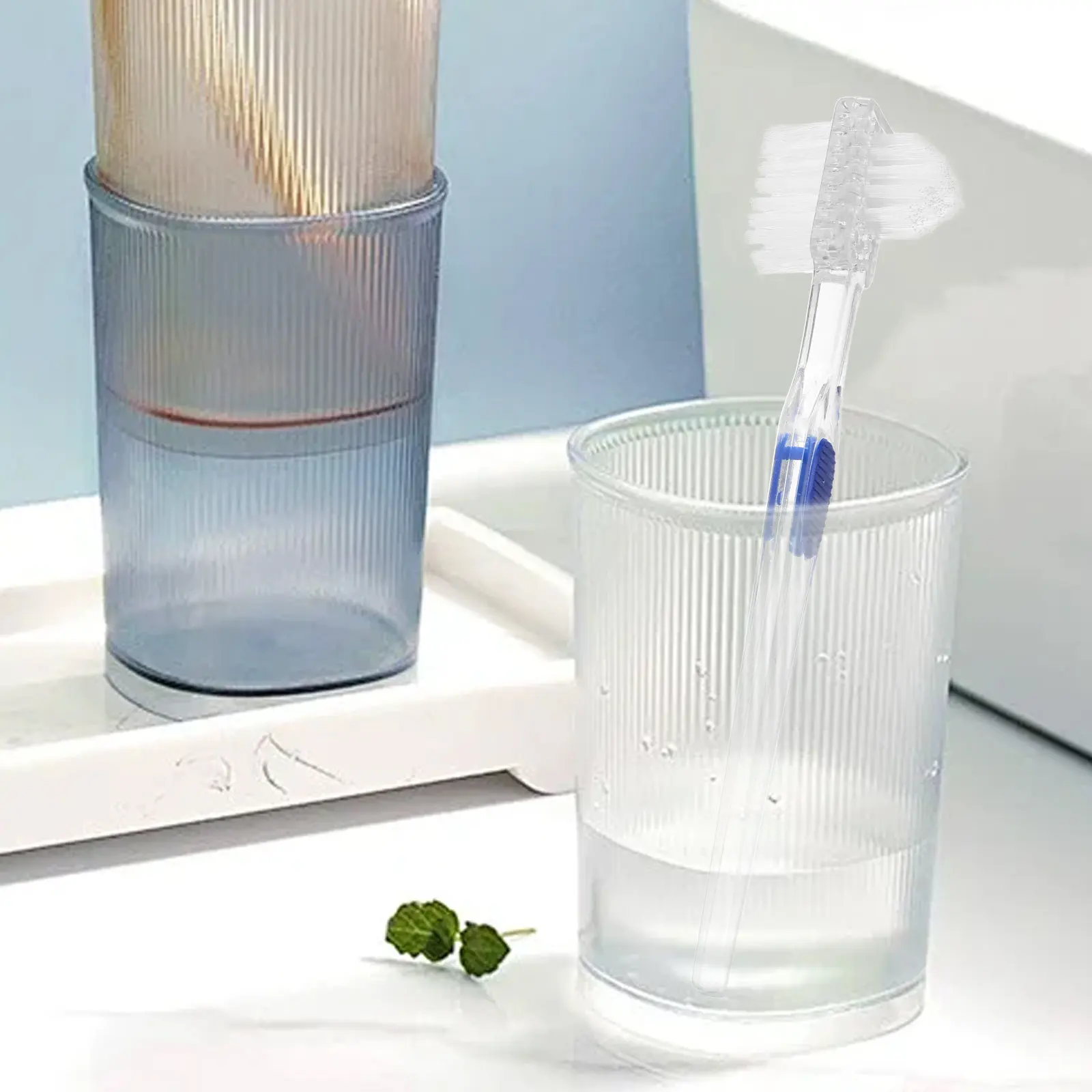 

Щетка для зубных протезов двусторонняя, с большой многоворсовым головкой и маленькими угловатыми щетинками из прочного нейлона