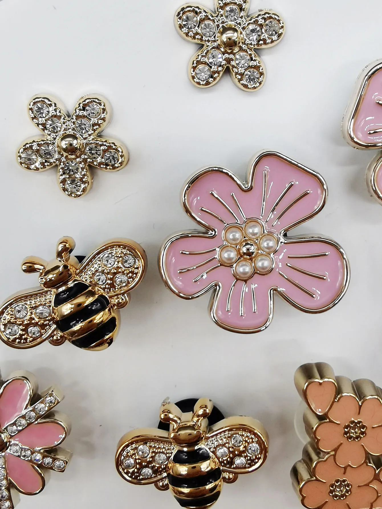 12 Stück Barock-Stil Ketten Schuh-Charms DIY Zubehör Glitzernde Bienen-Clogs Schuhschnallen Dekorationen Abnehmbare Blumen Schuhclips – Detail 3