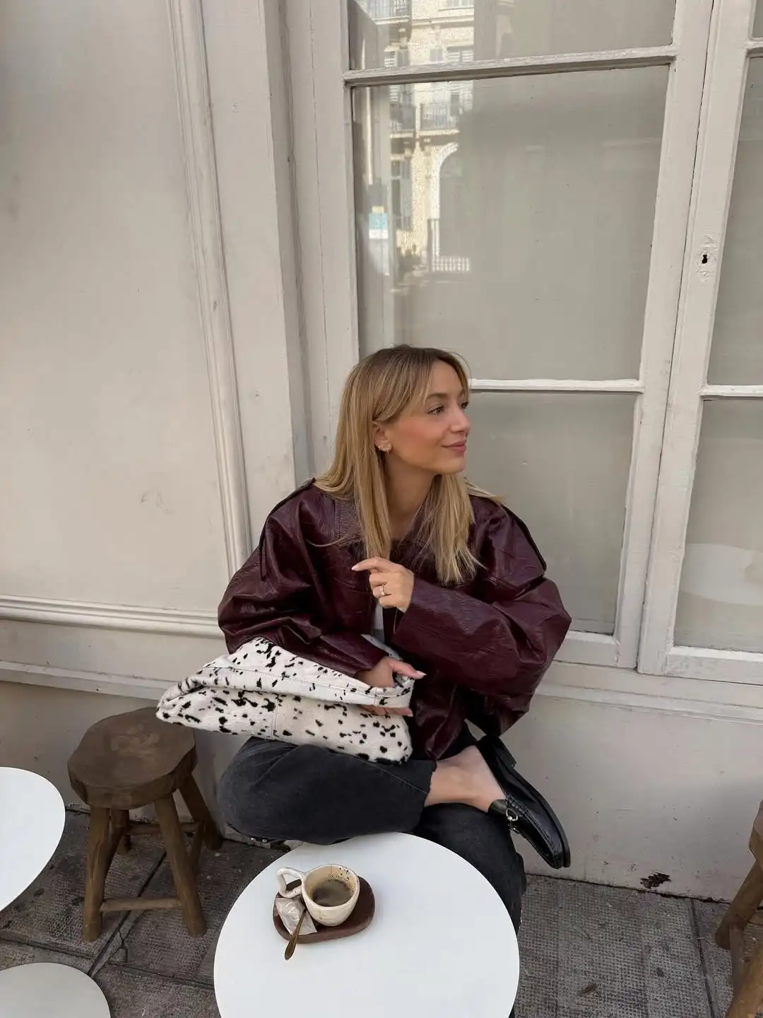 سترة جلدية قصيرة كلاسيكية باللون العنابي للنساء موضة طية صدر السترة دلو كم كامل ملابس خارجية فضفاضة 2025 سترات أنيقة للسيدات في الشارع