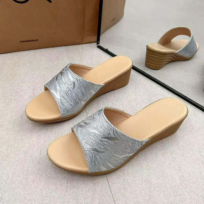 

Женские летние шлепанцы на танкетке больших размеров, новые, с мягкой подошвой, нескользящие, модные, легкие, для улицы, современные сандалии