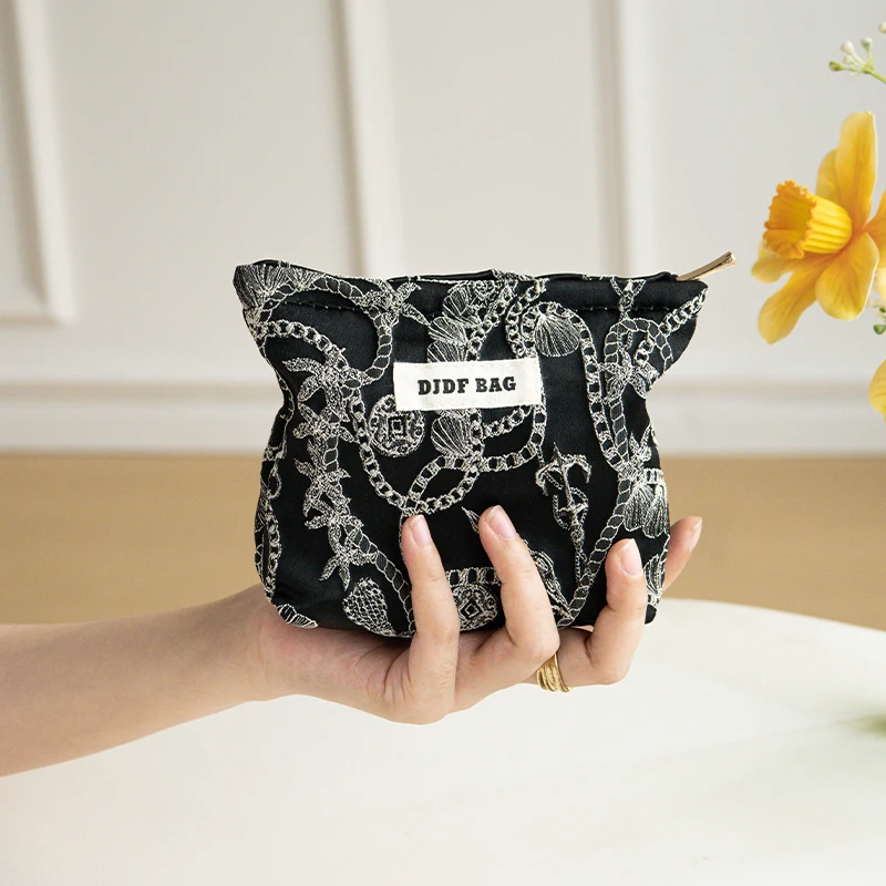 

Small Makeup Bag with Classic Pattern and Zipper Design, Large Capacity, Fashionable Women's Handbag, Casual Storage PouchSmall