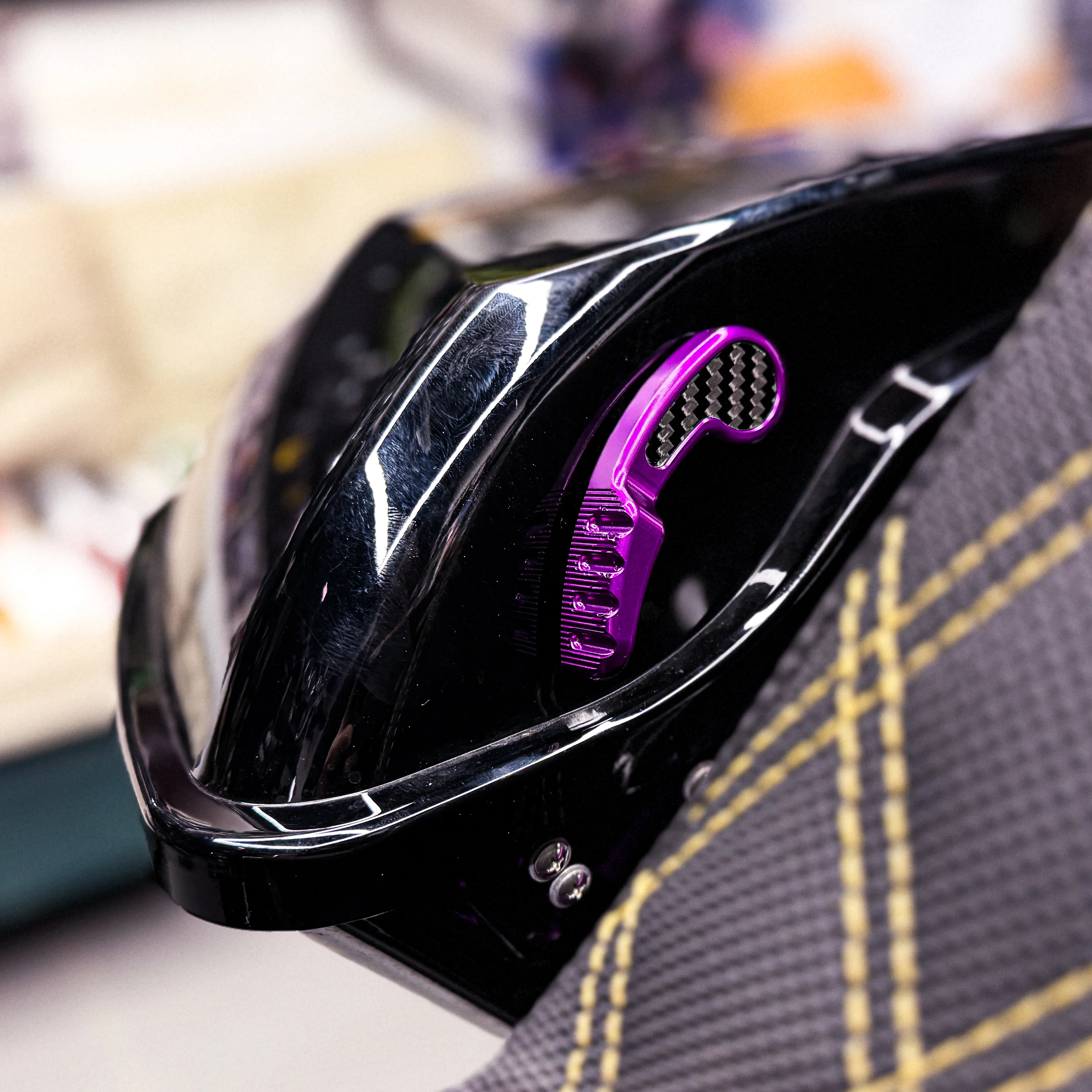 

Комплект защелок для мотоциклетных кофров CNC с подъемником и элементами из настоящего карбона для Harley Touring 2014-2023